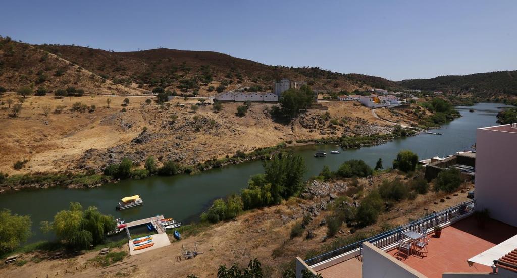 een luchtzicht op een rivier met boten erin bij Alojamentos Oasis in Mértola