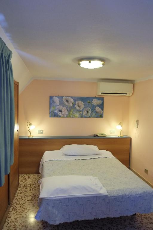 Postel nebo postele na pokoji v ubytování Hotel Astor