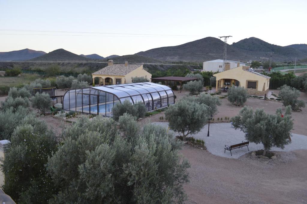 ein Gewächshaus in einer Wüste mit Bergen in der Unterkunft Casas Rurales Los Olivos de Noja in El Margajón