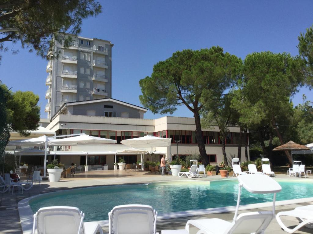 Bazén v ubytování Hotel Perrozzi nebo v jeho okolí