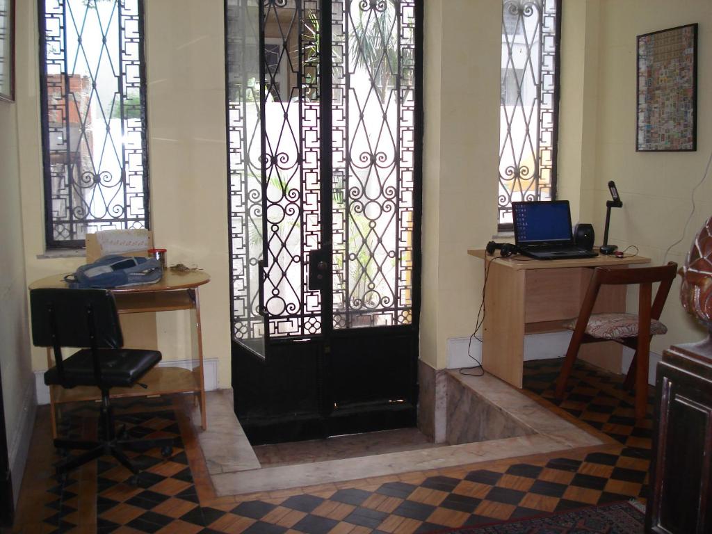 eine Tür in einem Raum mit Buntglasfenstern in der Unterkunft Reisnger Hostel in Rio de Janeiro