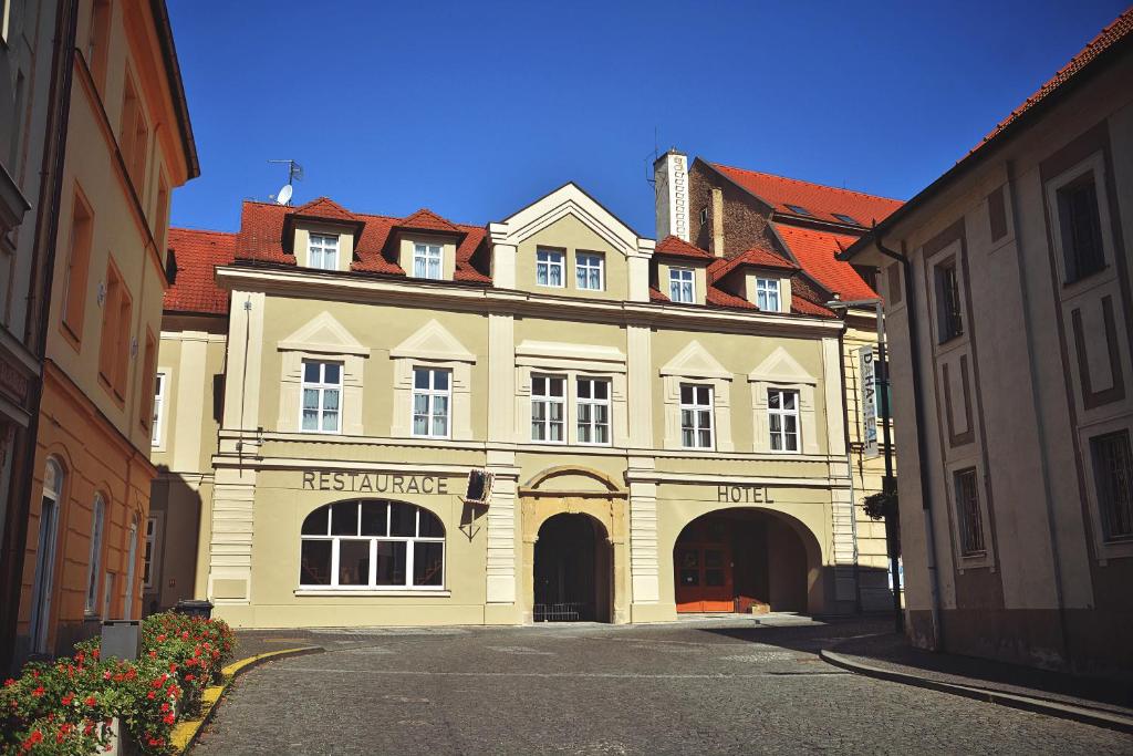 ein großes weißes Gebäude mit rotem Dach in der Unterkunft Hotel U Hradu in Mladá Boleslav