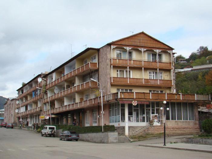 un grand bâtiment sur le côté d'une rue dans l'établissement Anna B&B, à Dilidjan