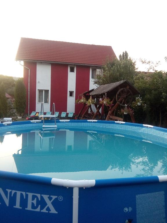 Bazén v ubytování Pensiunea Robi&Norbi Sovata nebo v jeho okolí