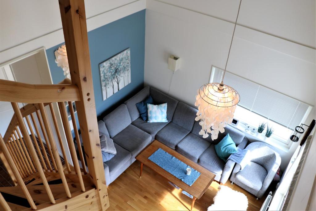 RIBO Apartment Riksgränsen في Riksgränsen: إطلالة علوية لغرفة معيشة مع أريكة