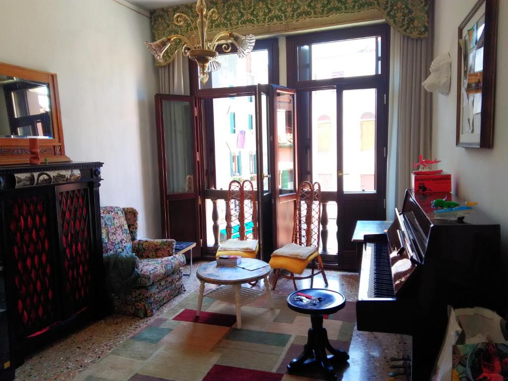 ヴェネツィアにあるカ ウィドマンのリビングルーム(テーブル、椅子、ピアノ付)