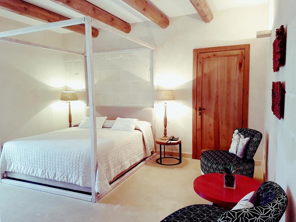 Una cama o camas en una habitación de Le Scuderie - Castello Monaci