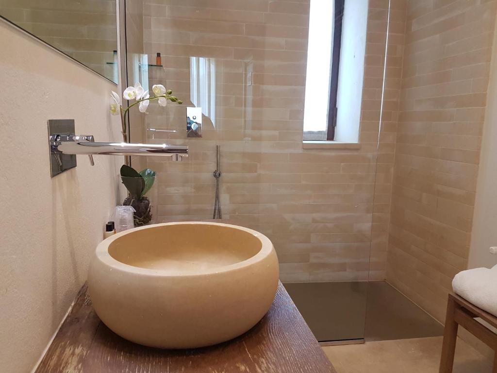 Un baño de Le Scuderie - Castello Monaci