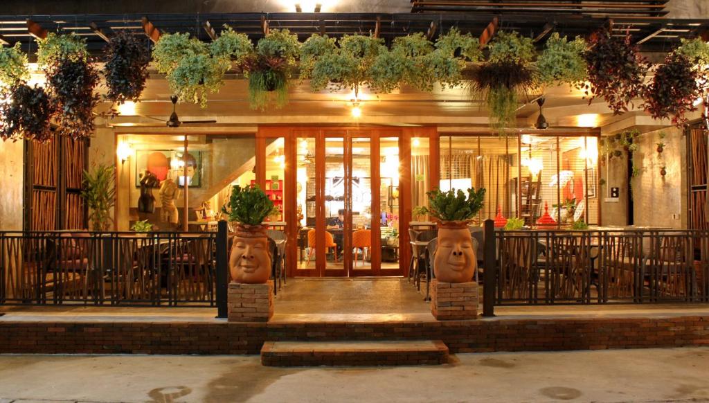 Chala Number 2 Art and Gallery