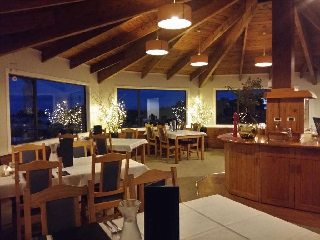 Restoran või mõni muu söögikoht majutusasutuses Kimi Ora Eco Resort