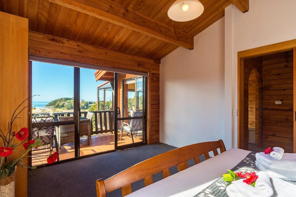 Rõdu või terrass majutusasutuses Kimi Ora Eco Resort
