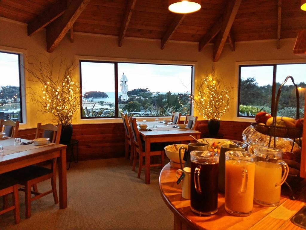 Restoran või mõni muu söögikoht majutusasutuses Kimi Ora Eco Resort