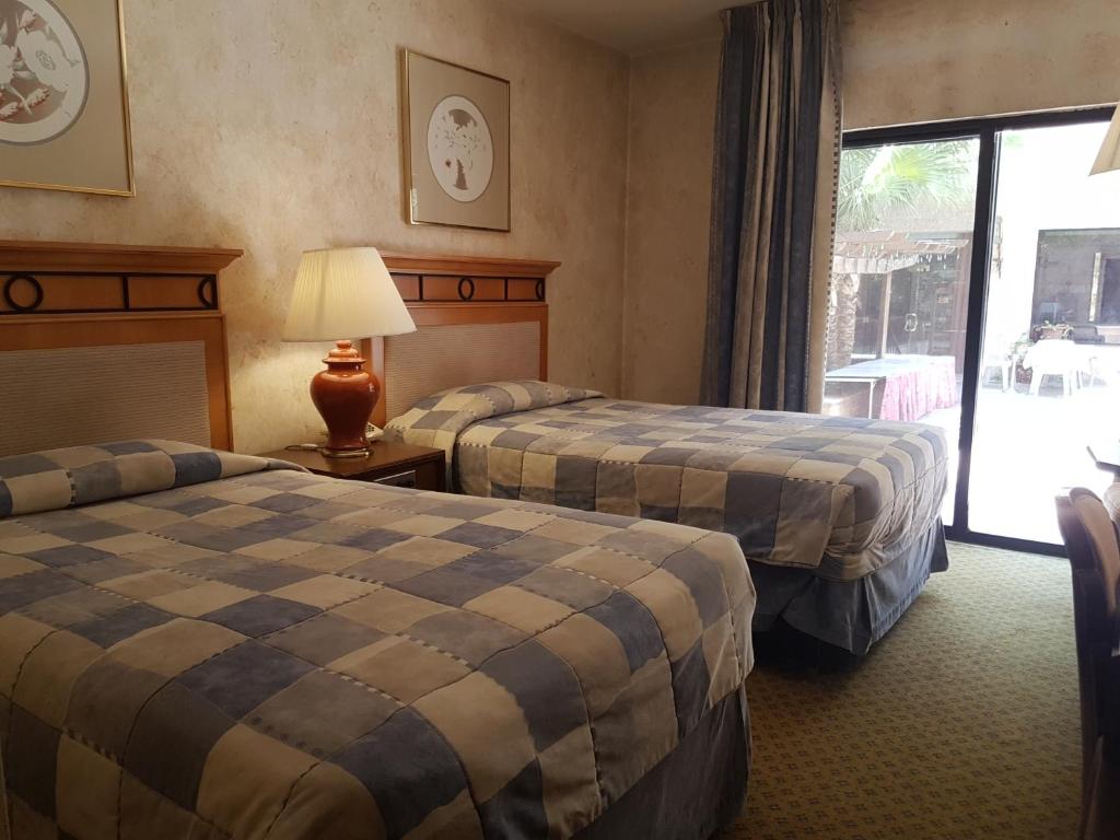 Postel nebo postele na pokoji v ubytování Petra Palace Hotel