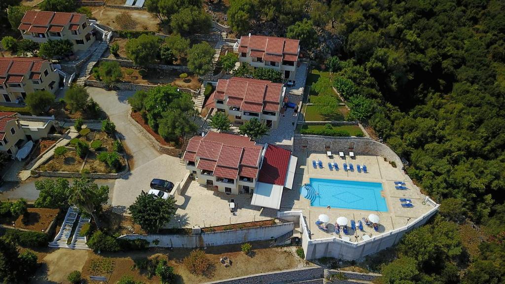 Bazén v ubytovaní BBB - Barbati Blick Bungalows alebo v jeho blízkosti
