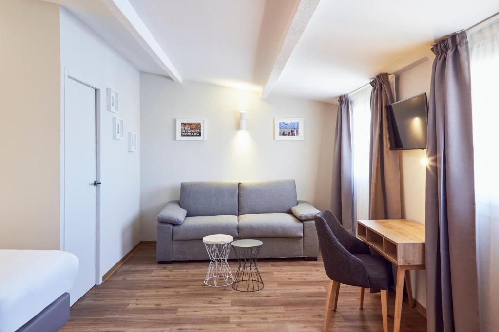 
Family Room (4 Adults)
