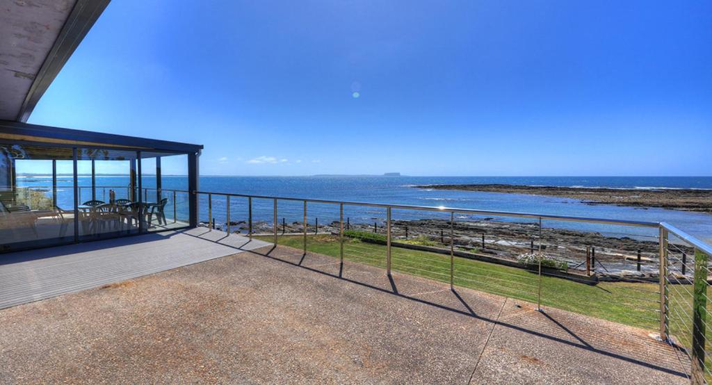 Vom Balkon eines Hauses genießen Sie Meerblick. in der Unterkunft Stanley View Beach House in Stanley