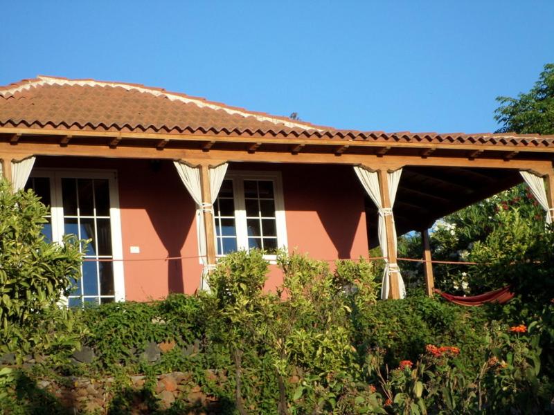 プンタゴルダにあるCasa Bellavistaの屋根と茂みのある赤い家