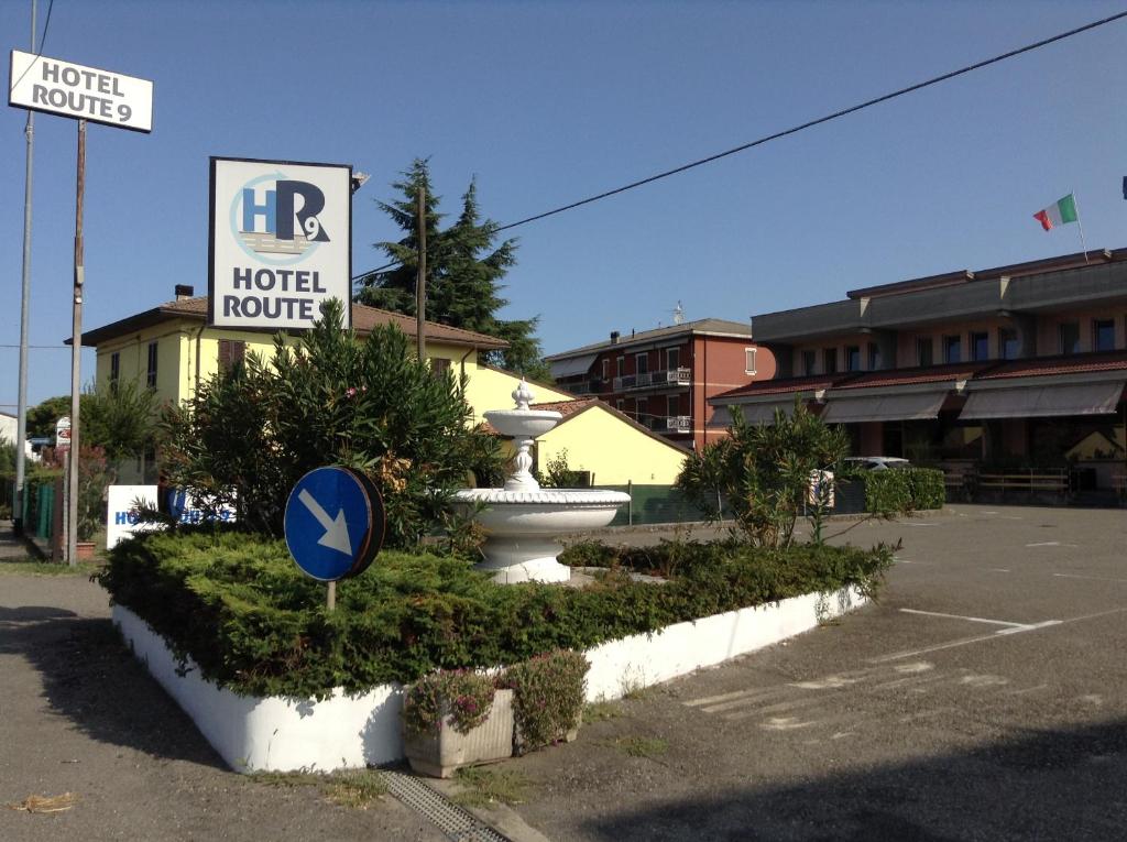 un panneau dans un parking à côté d'une chambre d'hôtel dans l'établissement Hotel Route 9, à Cadeo