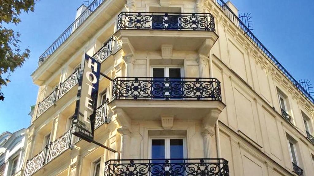 パリにあるホテル リエージュ ストラスブールのバルコニー付きの建物