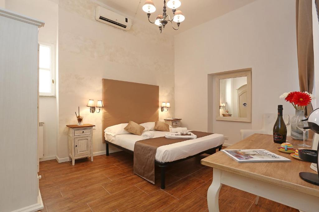 - une chambre avec un lit et une table dans l'établissement Juno Pantheon, à Rome