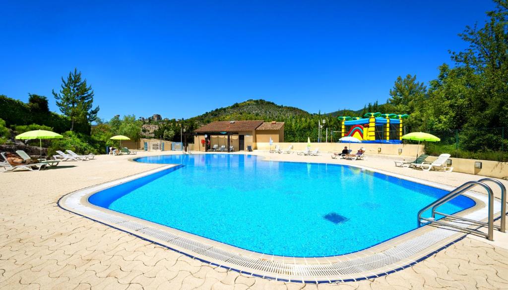 una gran piscina en un complejo en Village Vacances Leo Lagrange, en Montbrun-les-Bains