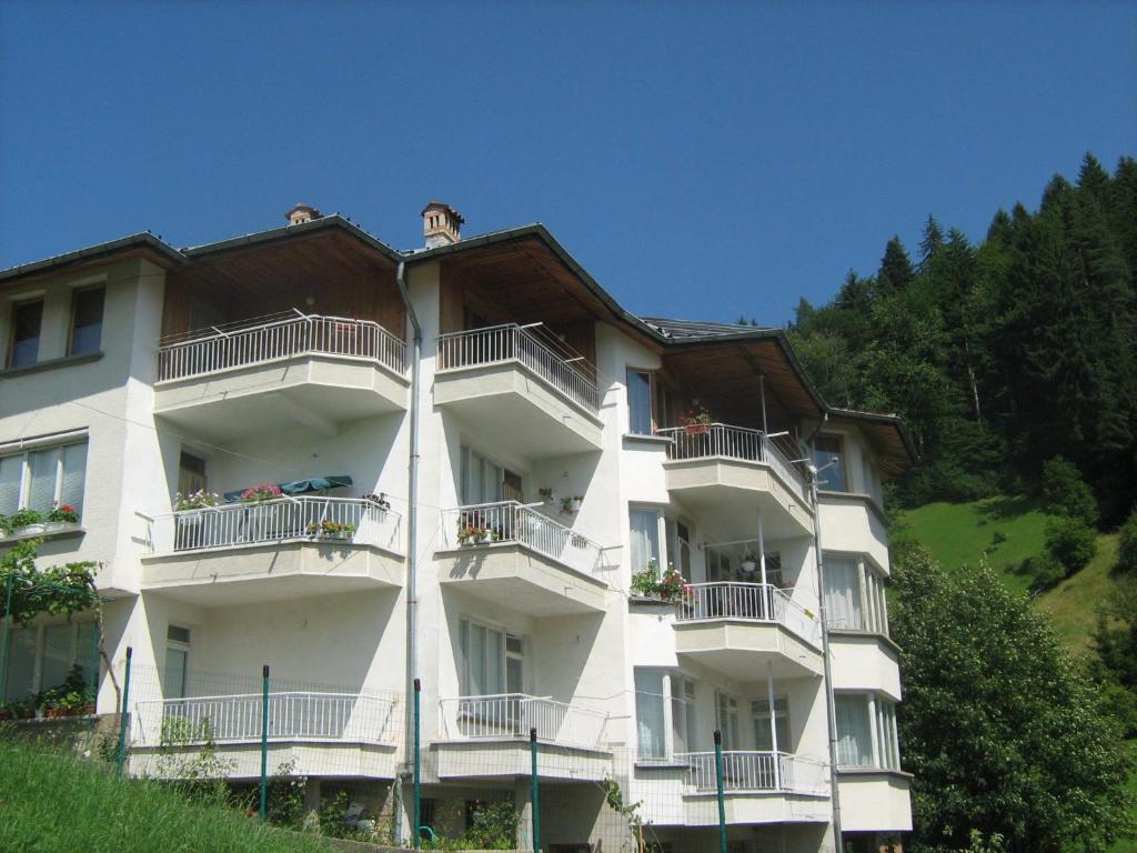 モムチロフツィーにあるKermedchieva Guesthouseの丘の上にバルコニー付きの白いアパートメントです。