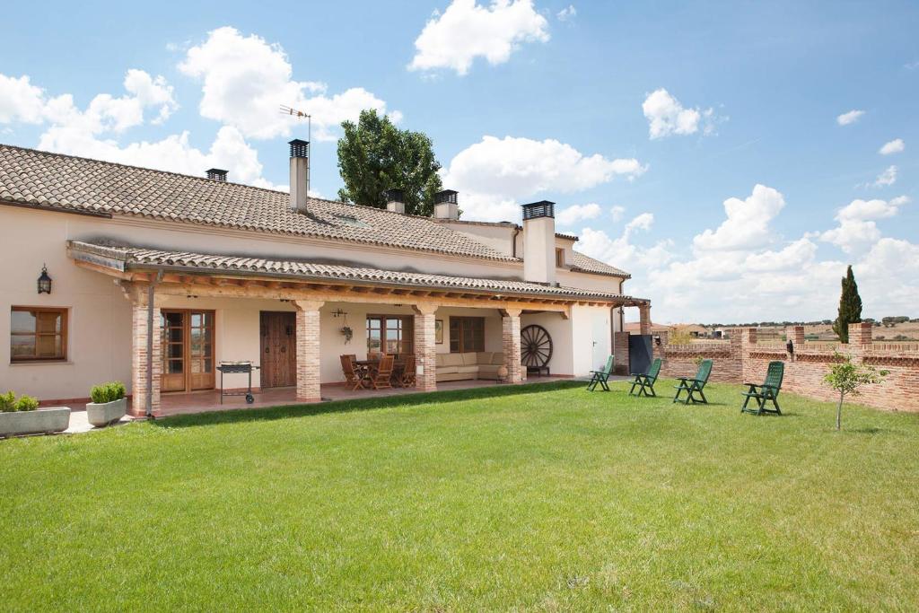 an exterior view of a house with a yard at Casa Roble in Almenara de Tormes