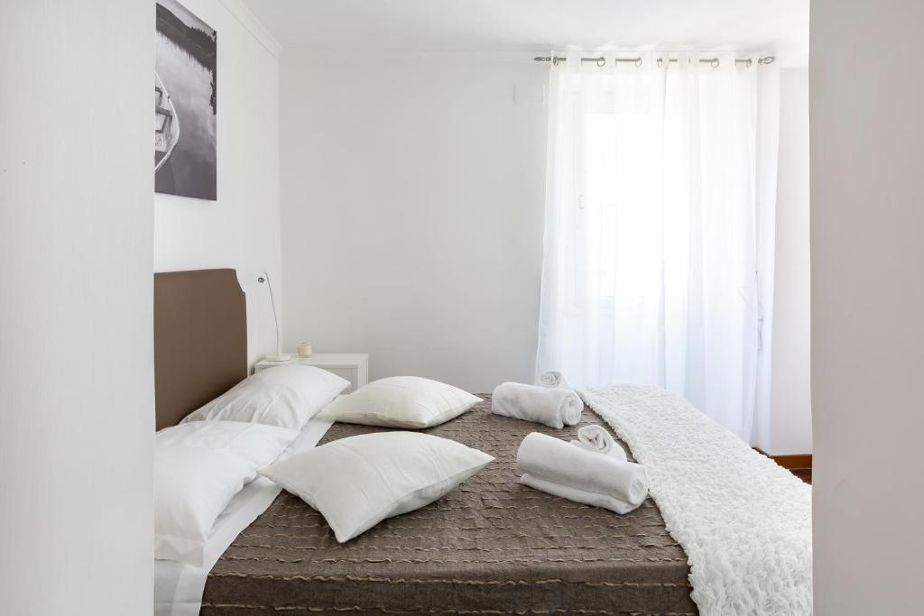 ローマにあるA World Aparts - 143 Sistinaのベッドルーム1室(白い枕のベッド1台、窓付)