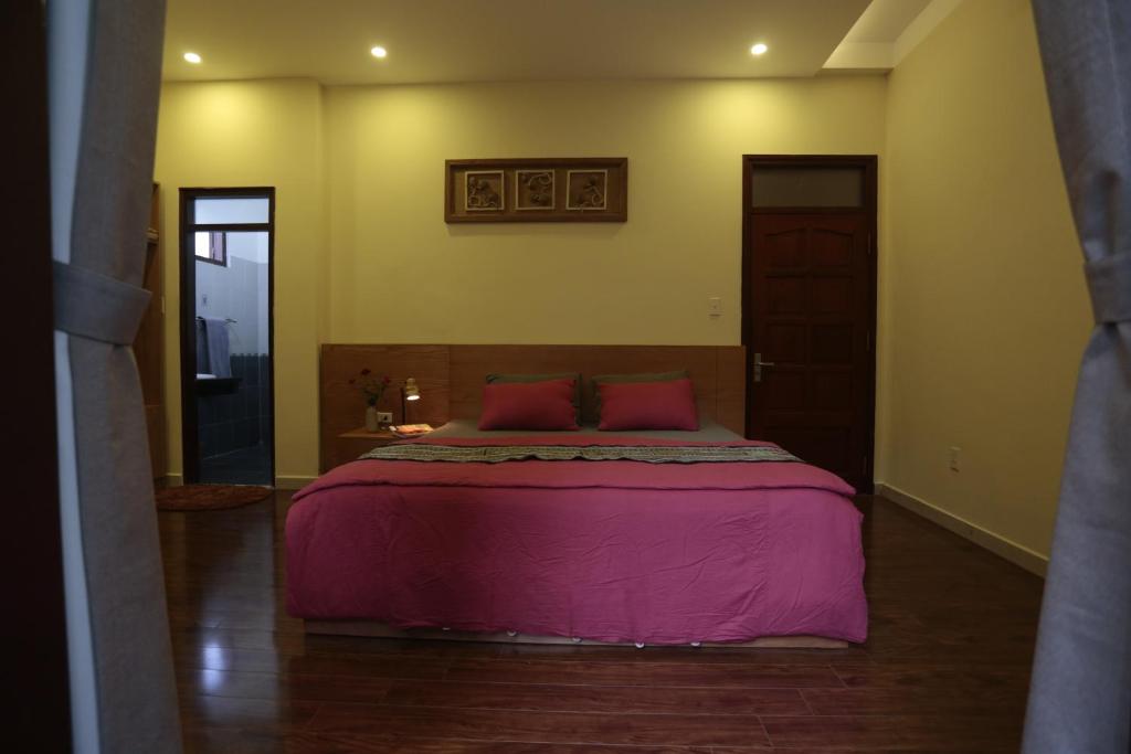 Postel nebo postele na pokoji v ubytování Hanoi Balcony Homestay