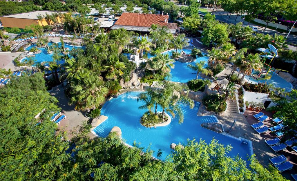 una vista aérea de una piscina en un complejo en La Siesta Salou Resort & Camping, en Salou