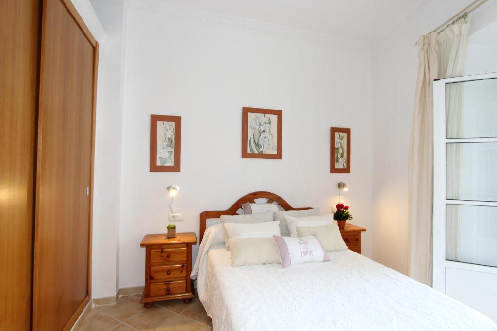 マラガにあるApartamento Olleríasのベッドルーム(白いベッド1台、窓付)