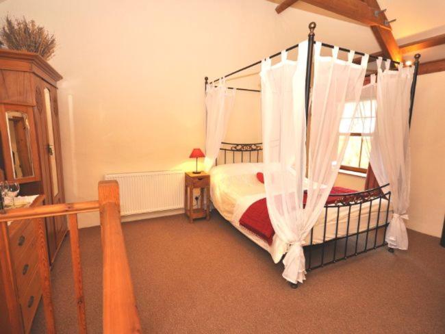 Postel nebo postele na pokoji v ubytování Higher Carthew Farm