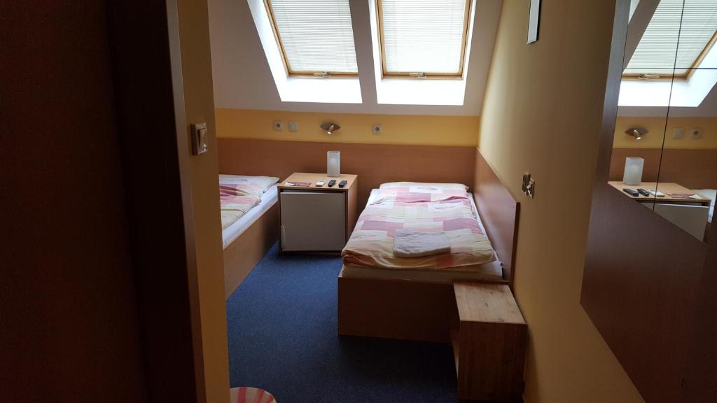 A bed or beds in a room at Lehár panzió