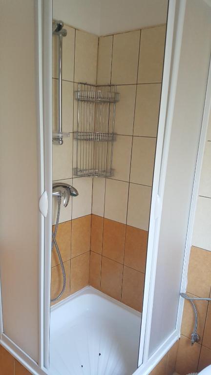 A bathroom at Lehár panzió