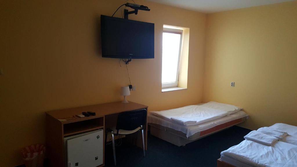 A bed or beds in a room at Lehár panzió