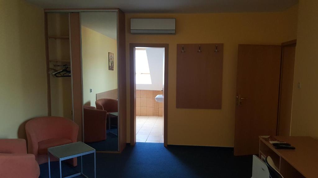 A seating area at Lehár panzió