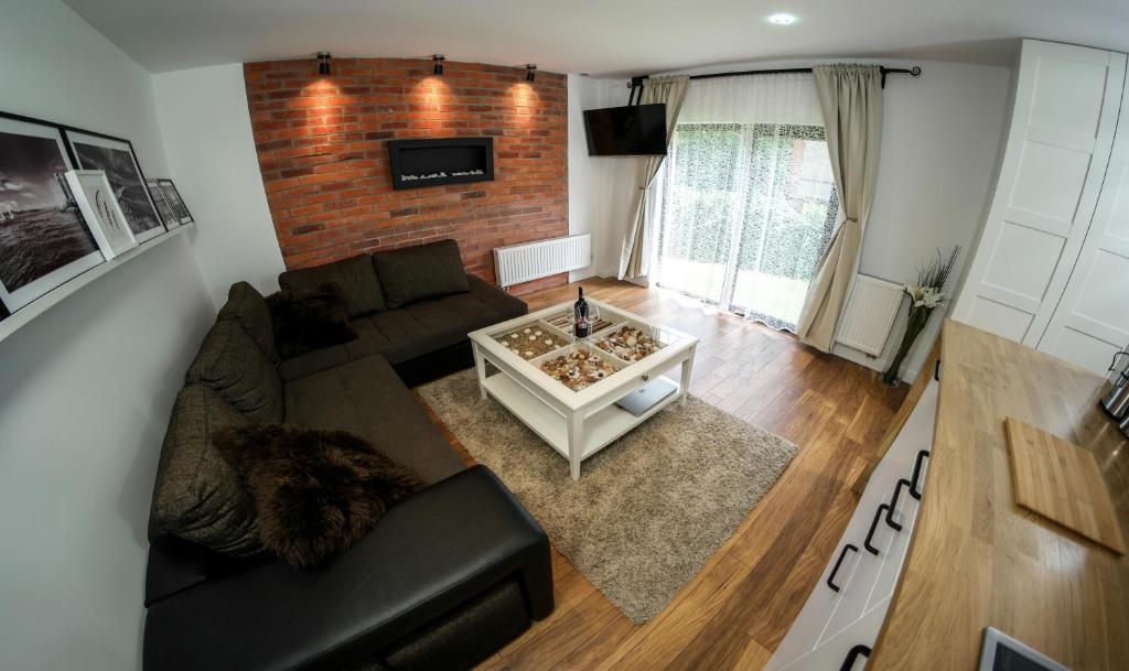 een woonkamer met een bank en een tafel bij Sea Apartment 150m do morza in Gdańsk