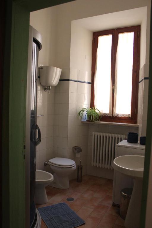 A bathroom at Maddalena House
