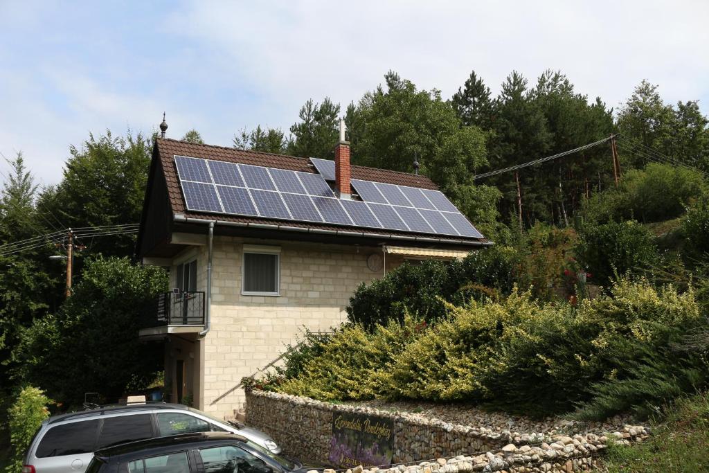 uma casa com painéis solares por cima em Levendulás Vendégház em Zalaegerszeg