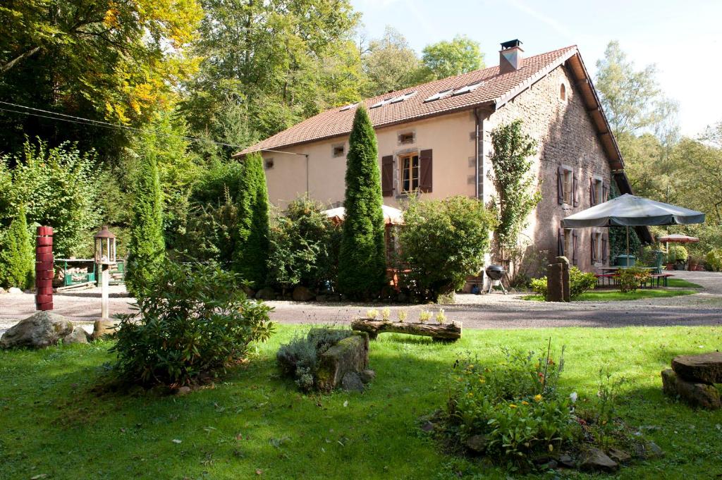 una casa con un jardín delante de ella en Pas de Deux, en Sainte-Marie-en-Chanois