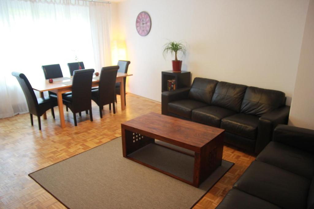 ein Wohnzimmer mit einem Sofa und einem Tisch in der Unterkunft Ferienwohnung Fuchs in Hannover