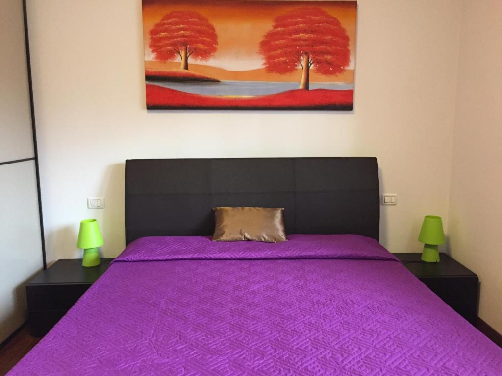 メストレにあるLa Calle Venezianaのベッドルーム1室(壁に絵画が描かれた紫色のベッド1台付)