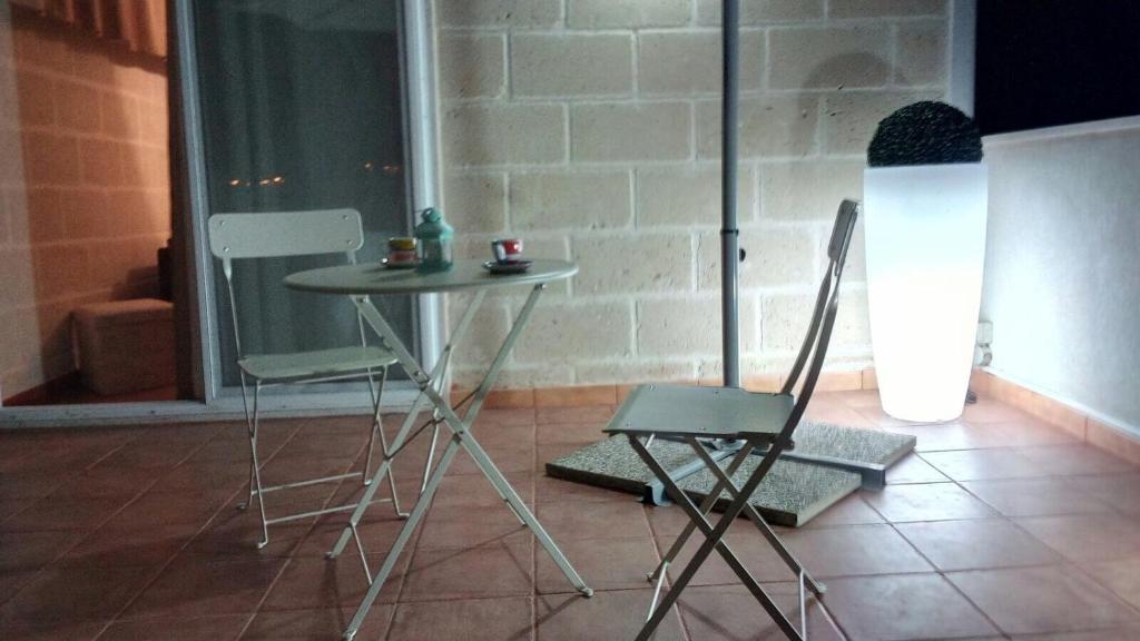 een kleine tafel en 2 stoelen in een kamer bij Il Rifugio di Mattia in Polignano a Mare