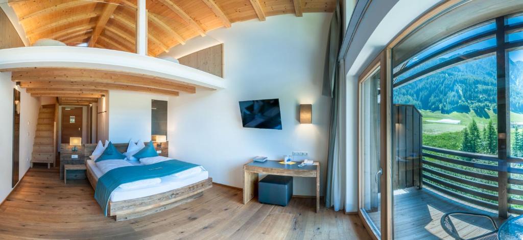 Postel nebo postele na pokoji v ubytování La Casies Mountain Hotel