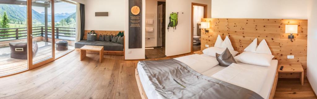 Postel nebo postele na pokoji v ubytování La Casies Mountain Hotel