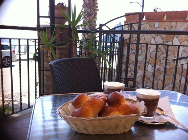 - un panier de pain sur une table avec deux tasses de café dans l'établissement Gole dell'Alcantara Villa Lucia II, à Motta Camastra