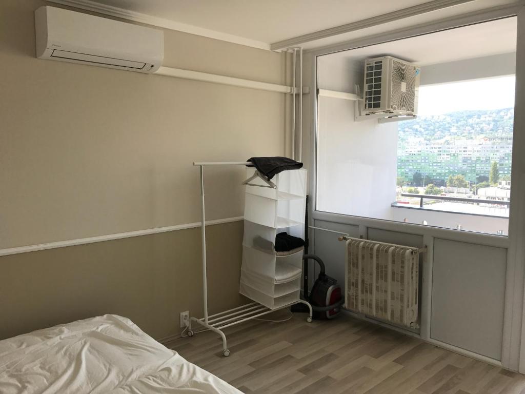 una camera da letto con finestra e letto e una zanzariera di PanoramaPanel a Budapest