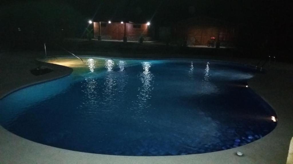 Bazén v ubytování Cabañas San Isidro nebo v jeho okolí