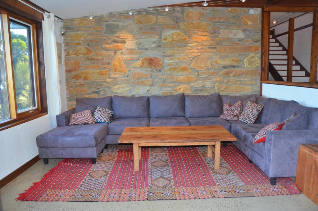 Posezení v ubytování of Stone & Wood guesthouse