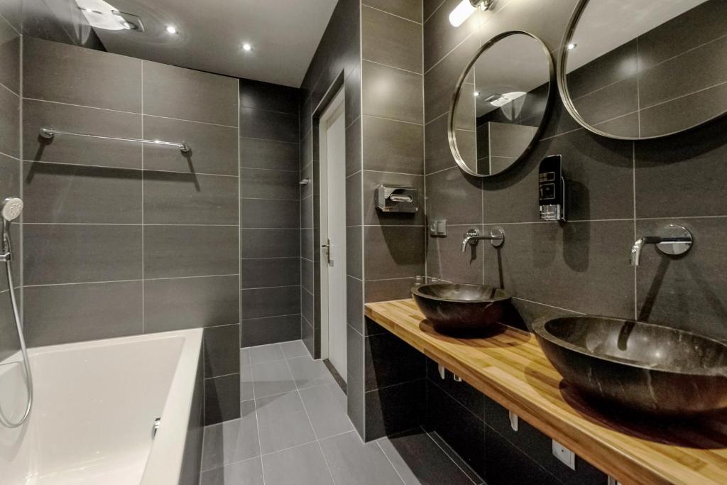 
Family Room with Bath (3 adults + 2 children)
